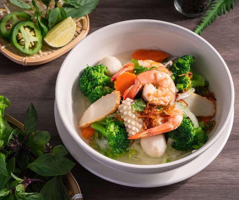 24.Seafood rice noodle soup w/ shrimp. squid. fish ball & fish c